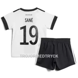 Tyskland Sané 19 VM 2022 Fotbollströja Barn Hemma Tyskland Sané 19 VM 2022 Fotbollströja Barn Hemma