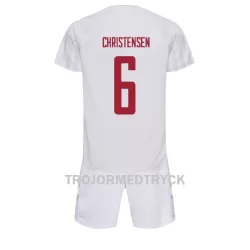 Danmark Andreas Christensen 6 VM 2022 Fotbollströja Barn Borta Danmark Andreas Christensen 6 VM 2022 Fotbollströja Barn Borta