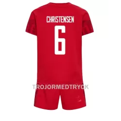 Danmark Andreas Christensen 6 VM 2022 Fotbollströja Barn Hemma Danmark Andreas Christensen 6 VM 2022 Fotbollströja Barn Hemma
