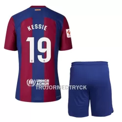 FC Barcelona Kessie 19 Fotbollströja Barn Hemma 2023/24 FC Barcelona Kessie 19 Fotbollströja Barn Hemma 2023/24