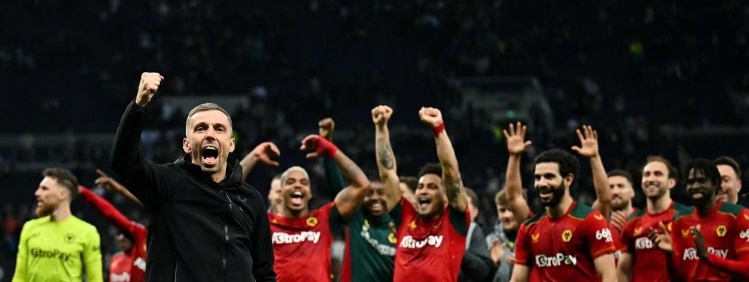 Premier League Wolves bär röda tröjor för att visa sin varganda Premier League Wolves bär röda tröjor för att visa sin varganda