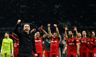 Premier League Wolves bär röda tröjor för att visa sin varganda Premier League Wolves bär röda tröjor för att visa sin varganda