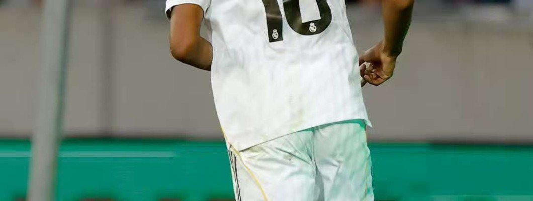 Mbappé gjorde två mål i sin Real Madrid-debut iklädd tröja nummer 10. Mbappé gjorde två mål i sin Real Madrid-debut iklädd tröja nummer 10.